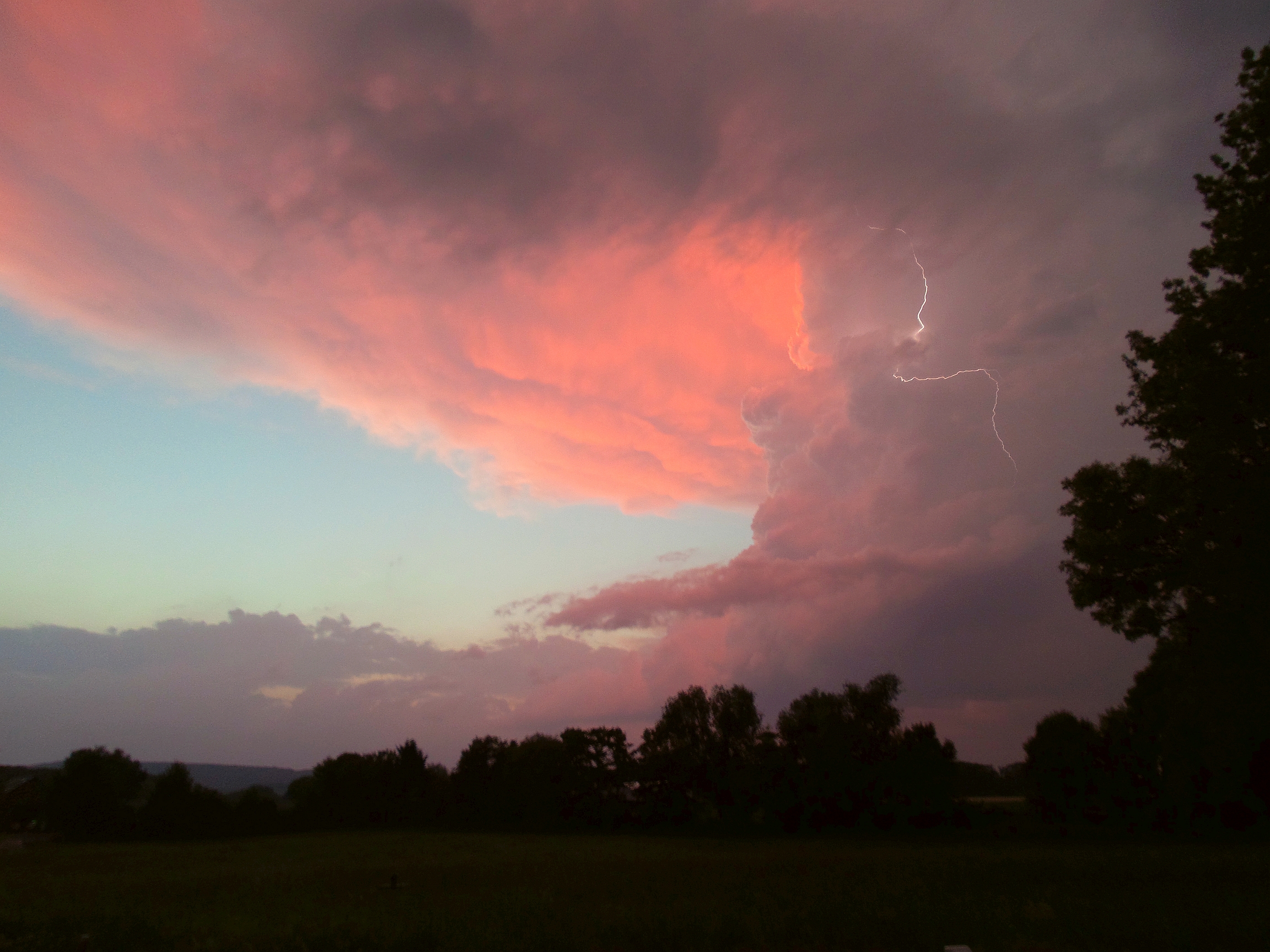 Symptomatisch f&uuml;r die aufgeladene Atmosph&auml;re: Gewitter &uuml;ber der Dickm&uuml;hle und dem M&uuml;hlgraben am Abend des 22.6.2017 &copy; M. M&uuml;ller